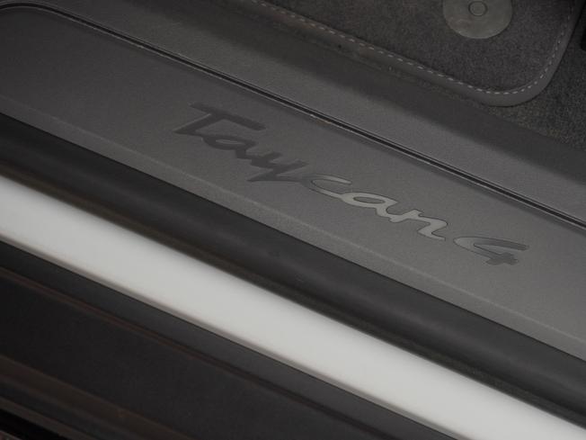 PORSCHE Taycan Photo 44