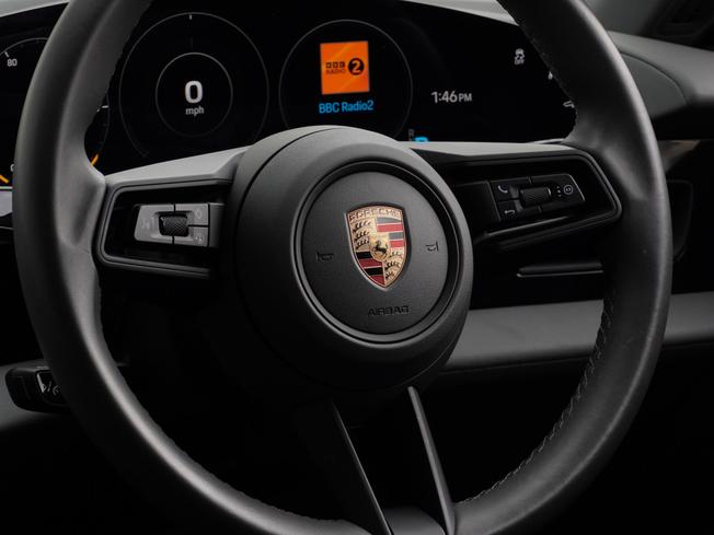 PORSCHE Taycan Photo 8