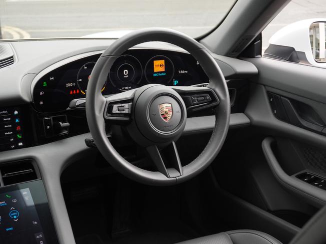 PORSCHE Taycan Photo 9