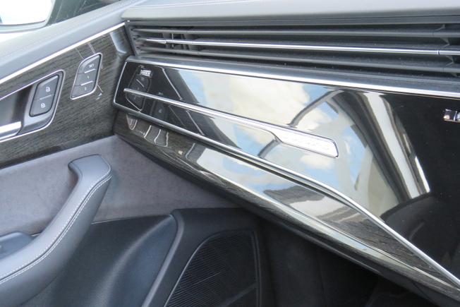 AUDI Rsq8 Photo 23