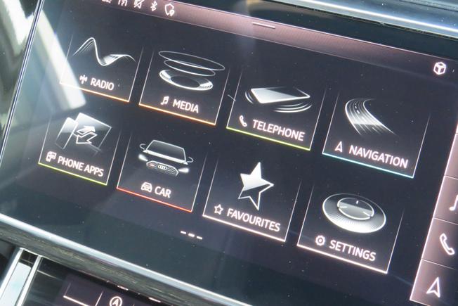 AUDI Rsq8 Photo 24