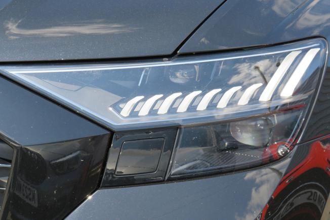 AUDI Rsq8 Photo 9