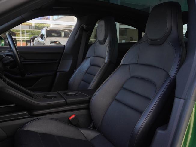 PORSCHE Taycan Photo 10
