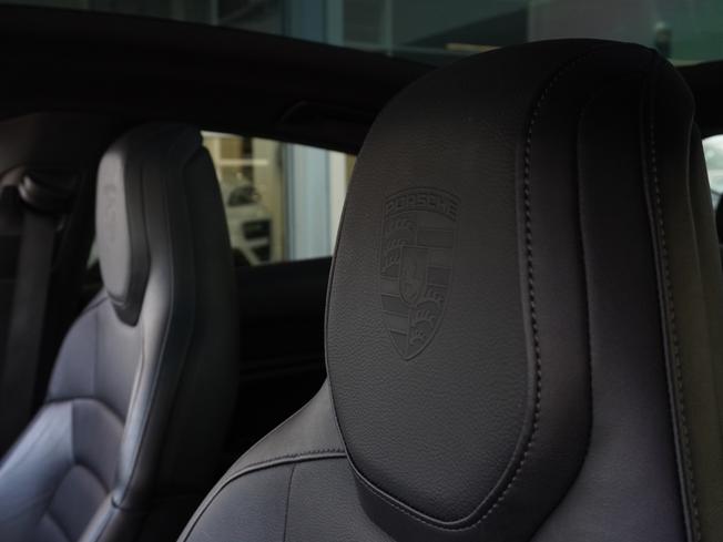 PORSCHE Taycan Photo 12