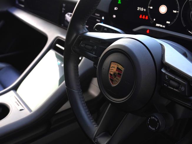 PORSCHE Taycan Photo 17