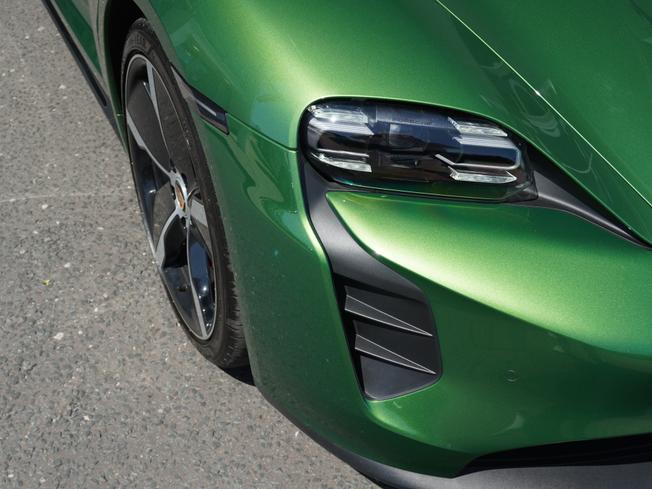 PORSCHE Taycan Photo 24