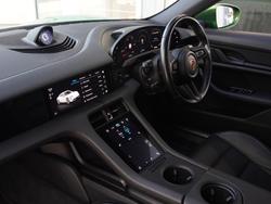 PORSCHE Taycan Photo 3