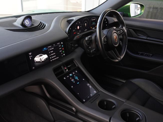 PORSCHE Taycan Photo 3
