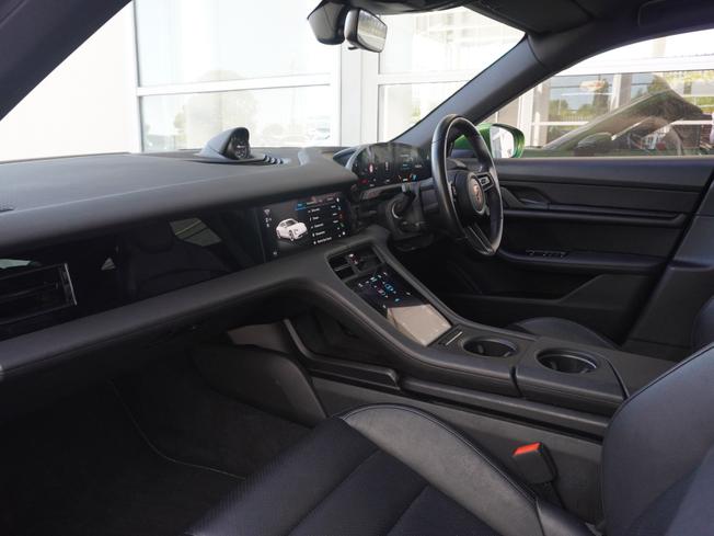 PORSCHE Taycan Photo 8