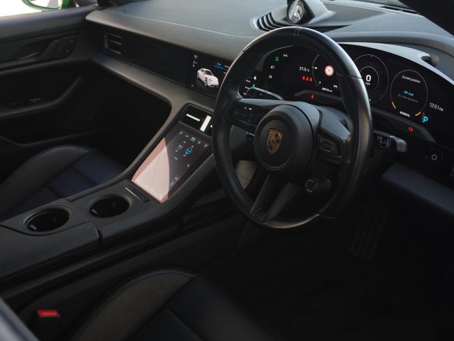 PORSCHE Taycan Photo 9