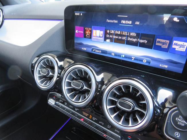 MERCEDES-BENZ GLA Photo 38