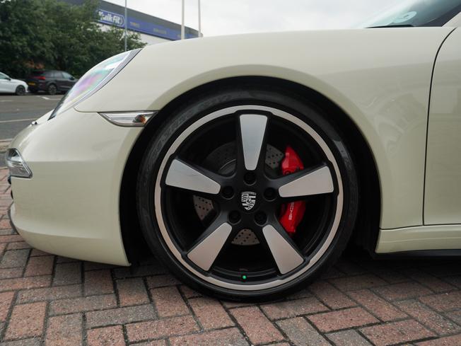 PORSCHE 911 Photo 2