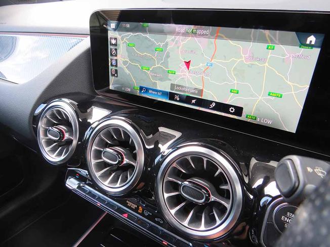 MERCEDES-BENZ GLA Photo 11