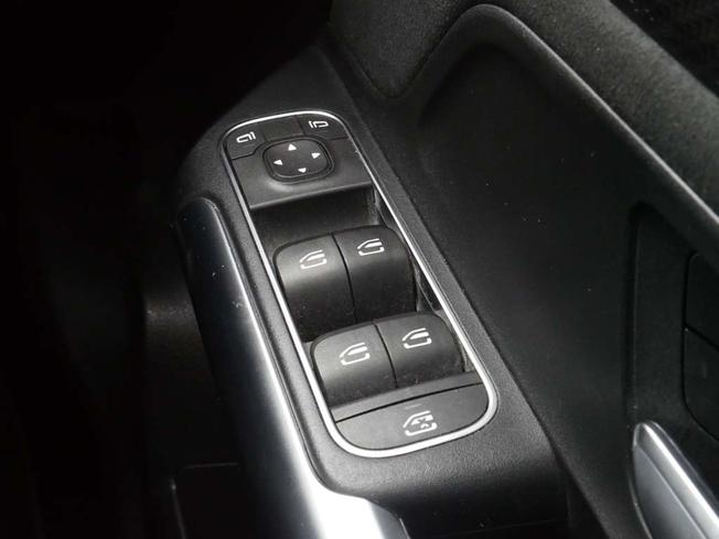 MERCEDES-BENZ GLA Photo 16