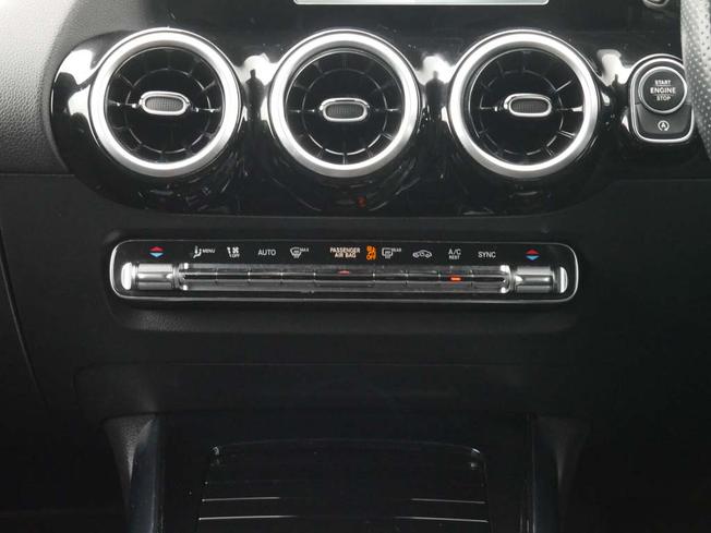 MERCEDES-BENZ GLA Photo 5