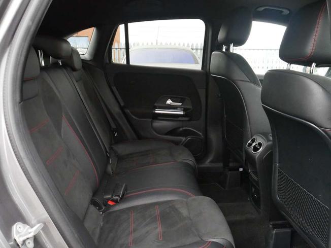 MERCEDES-BENZ GLA Photo 8