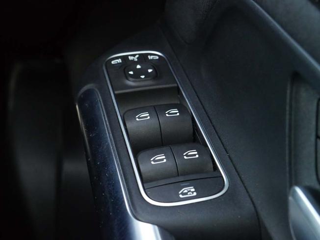 MERCEDES-BENZ GLA Photo 15