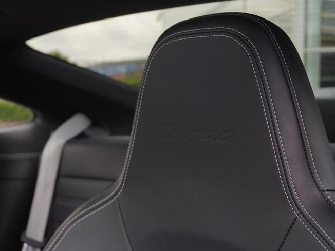 PORSCHE 911 Photo 11