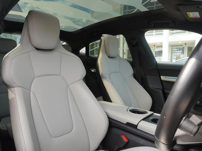 PORSCHE Taycan Photo 10