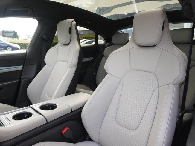 PORSCHE Taycan Photo 11