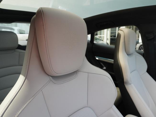 PORSCHE Taycan Photo 12