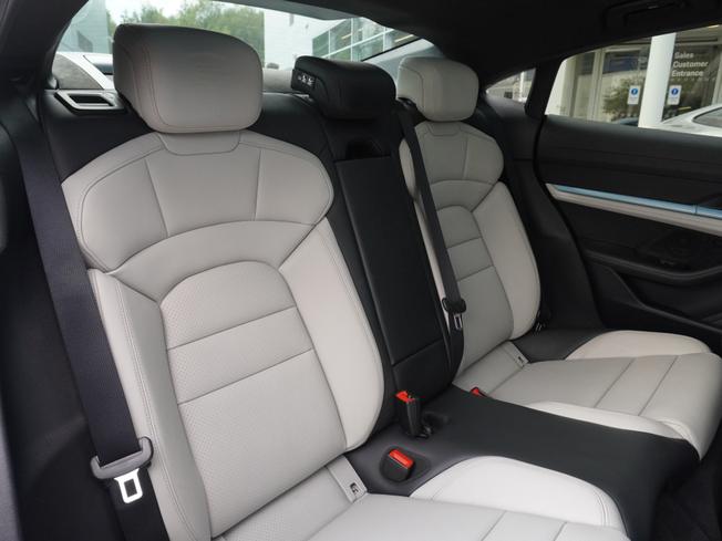 PORSCHE Taycan Photo 13