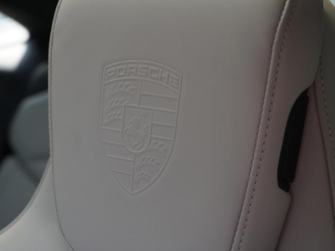 PORSCHE Taycan Photo 16