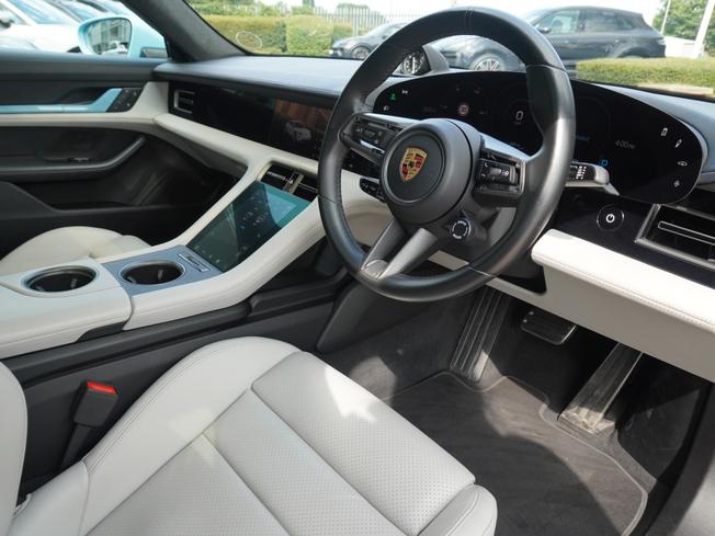 PORSCHE Taycan Photo 3