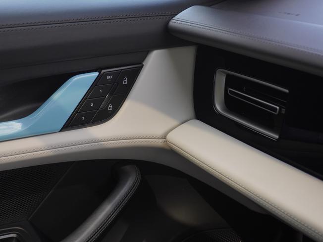 PORSCHE Taycan Photo 34