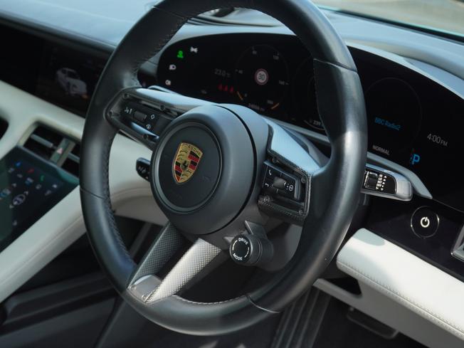 PORSCHE Taycan Photo 7