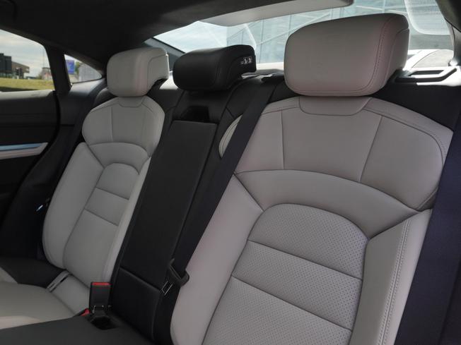 PORSCHE Taycan Photo 8