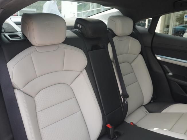 PORSCHE Taycan Photo 9