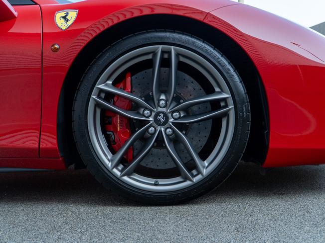 FERRARI 488 Spider Photo 38