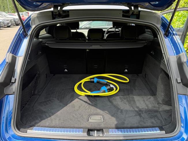 MERCEDES-BENZ EQC Photo 9