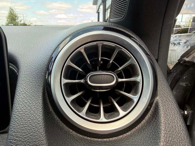 MERCEDES-BENZ GLB Photo 23
