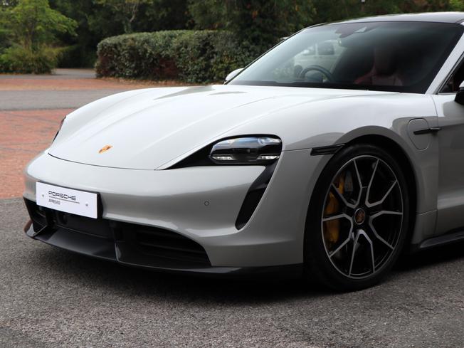 PORSCHE Taycan Photo 16