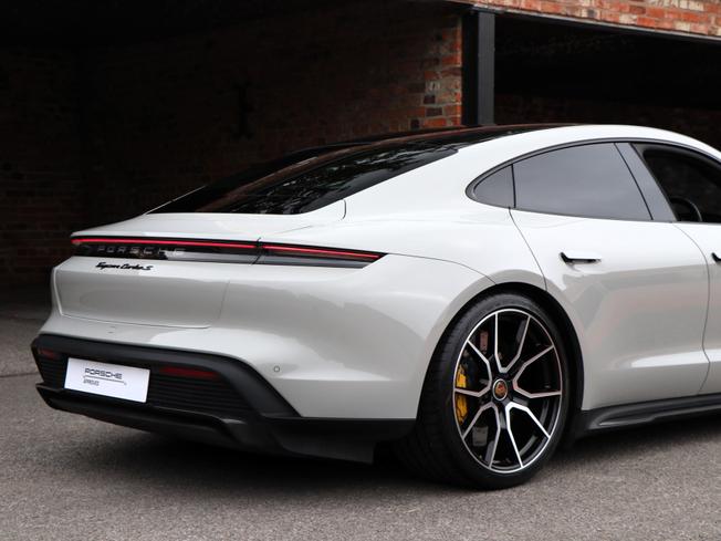 PORSCHE Taycan Photo 17