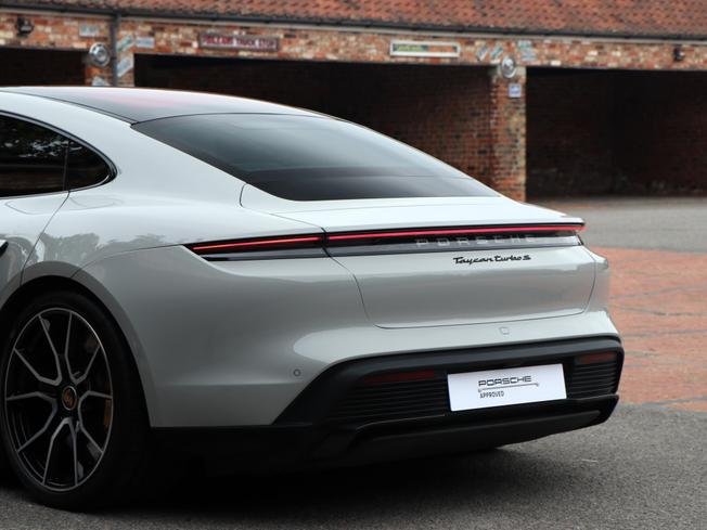 PORSCHE Taycan Photo 18