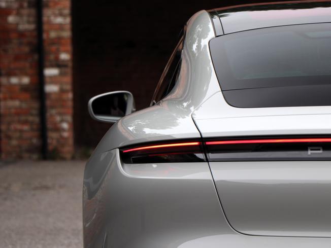 PORSCHE Taycan Photo 19
