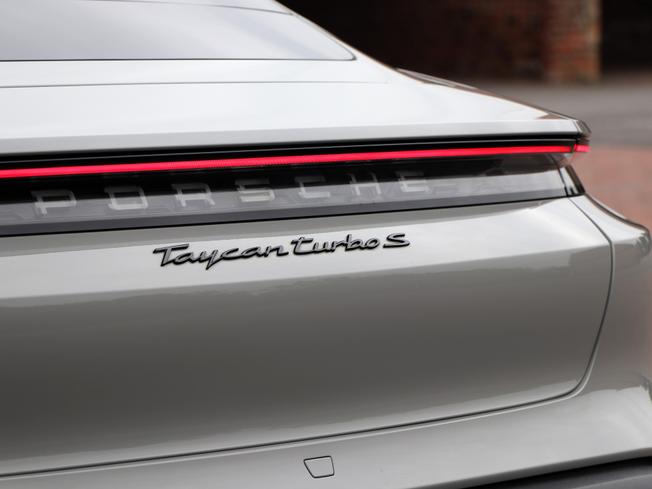 PORSCHE Taycan Photo 21
