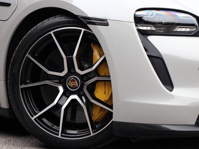 PORSCHE Taycan Photo 23