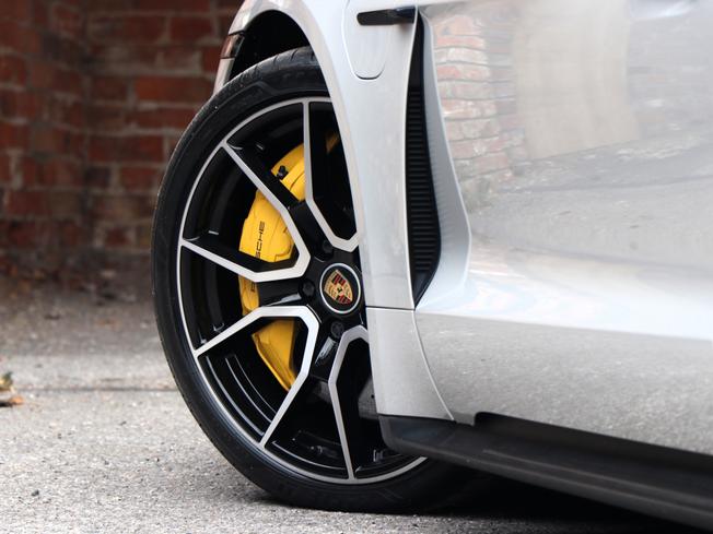 PORSCHE Taycan Photo 24