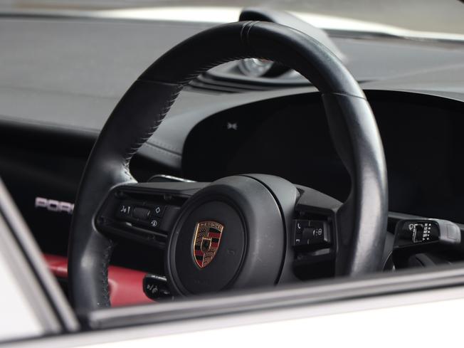 PORSCHE Taycan Photo 25
