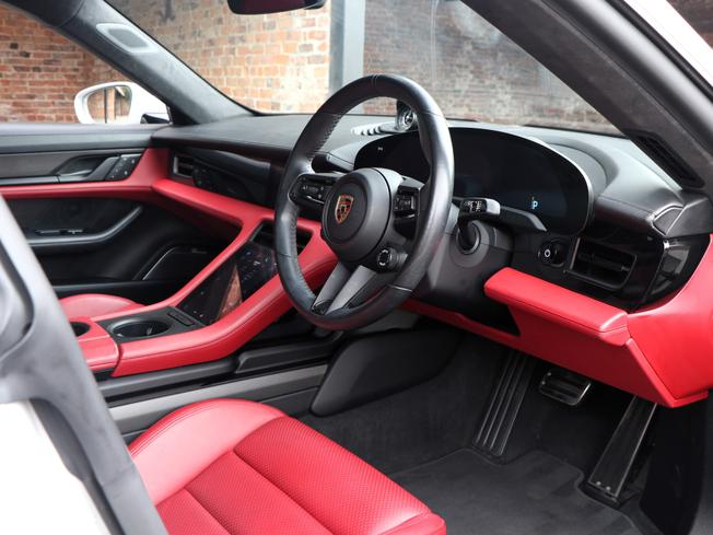 PORSCHE Taycan Photo 26