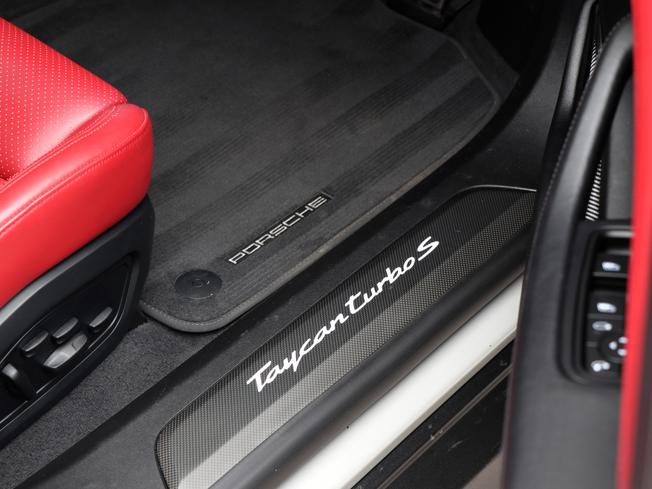 PORSCHE Taycan Photo 28