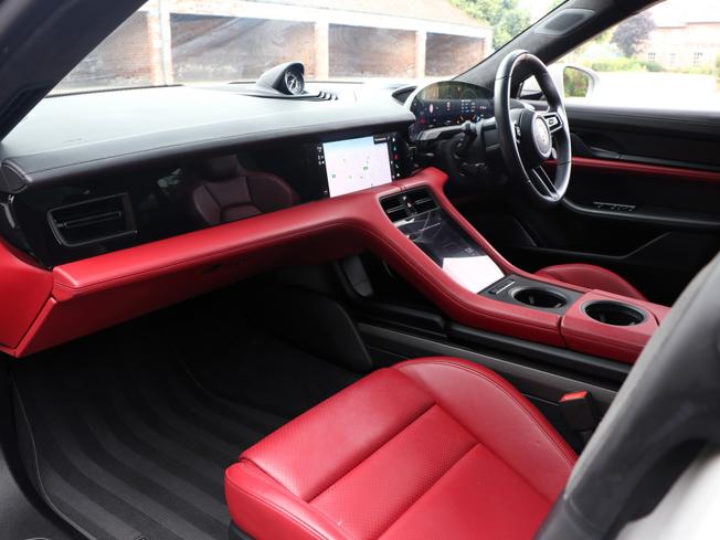 PORSCHE Taycan Photo 3