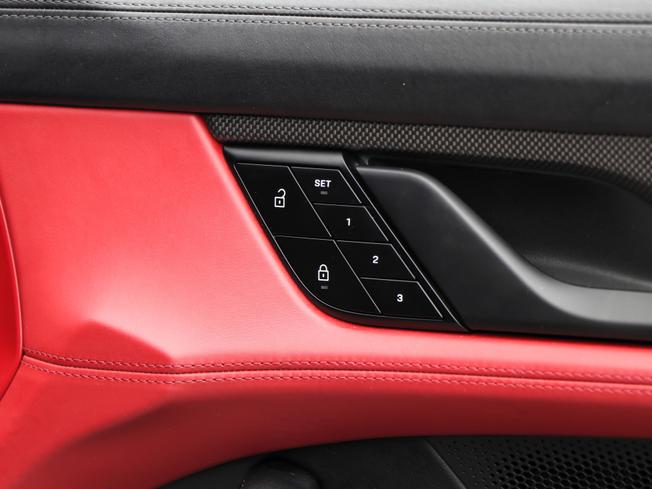 PORSCHE Taycan Photo 31