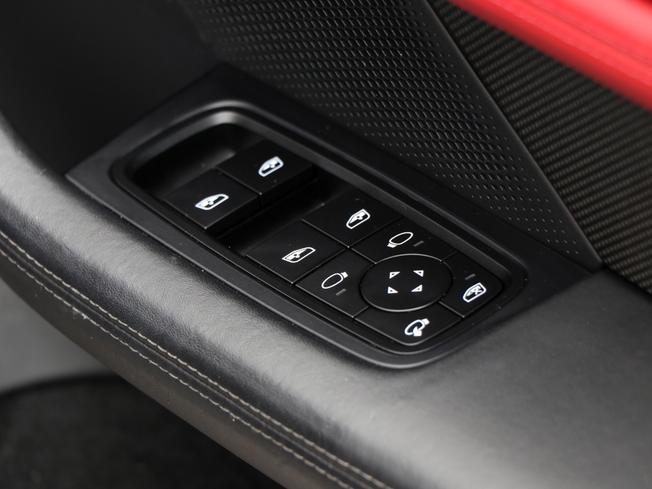 PORSCHE Taycan Photo 32