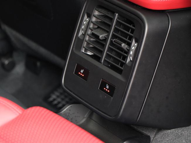 PORSCHE Taycan Photo 35