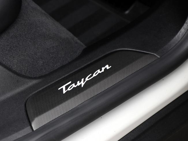 PORSCHE Taycan Photo 36